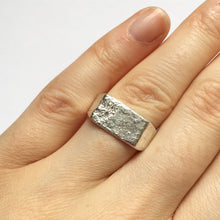 Load image into Gallery viewer, Wee Silver Signet Ring